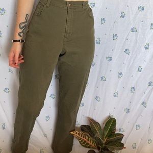 Forest green high waisted Gloria Vanderbilt Jeans! 🌲